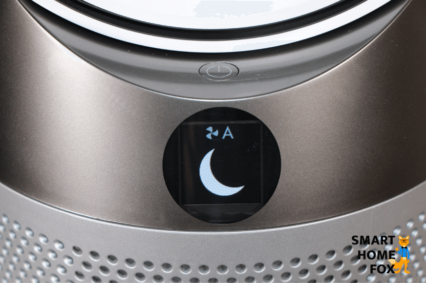 Das LED-Display des Dyson Pure Hot and Cool HP04 Luftreinigers zeigt den Mond für den aktivierten Nachtmodus